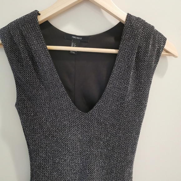 COPY - 🔥 4 for 25 🔥F21 v neck dress - Picture 2 of 3